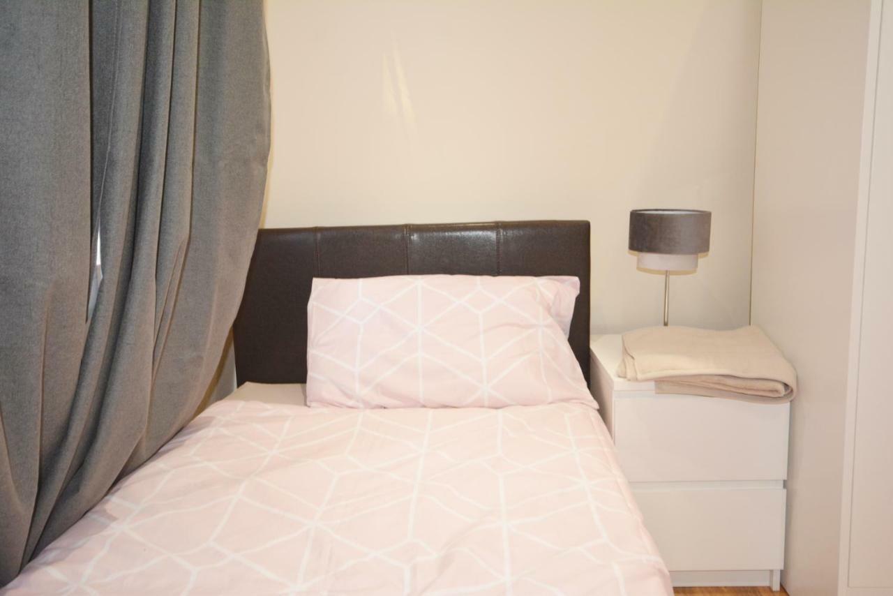 London Modern 4 Bedroom Apartment מראה חיצוני תמונה