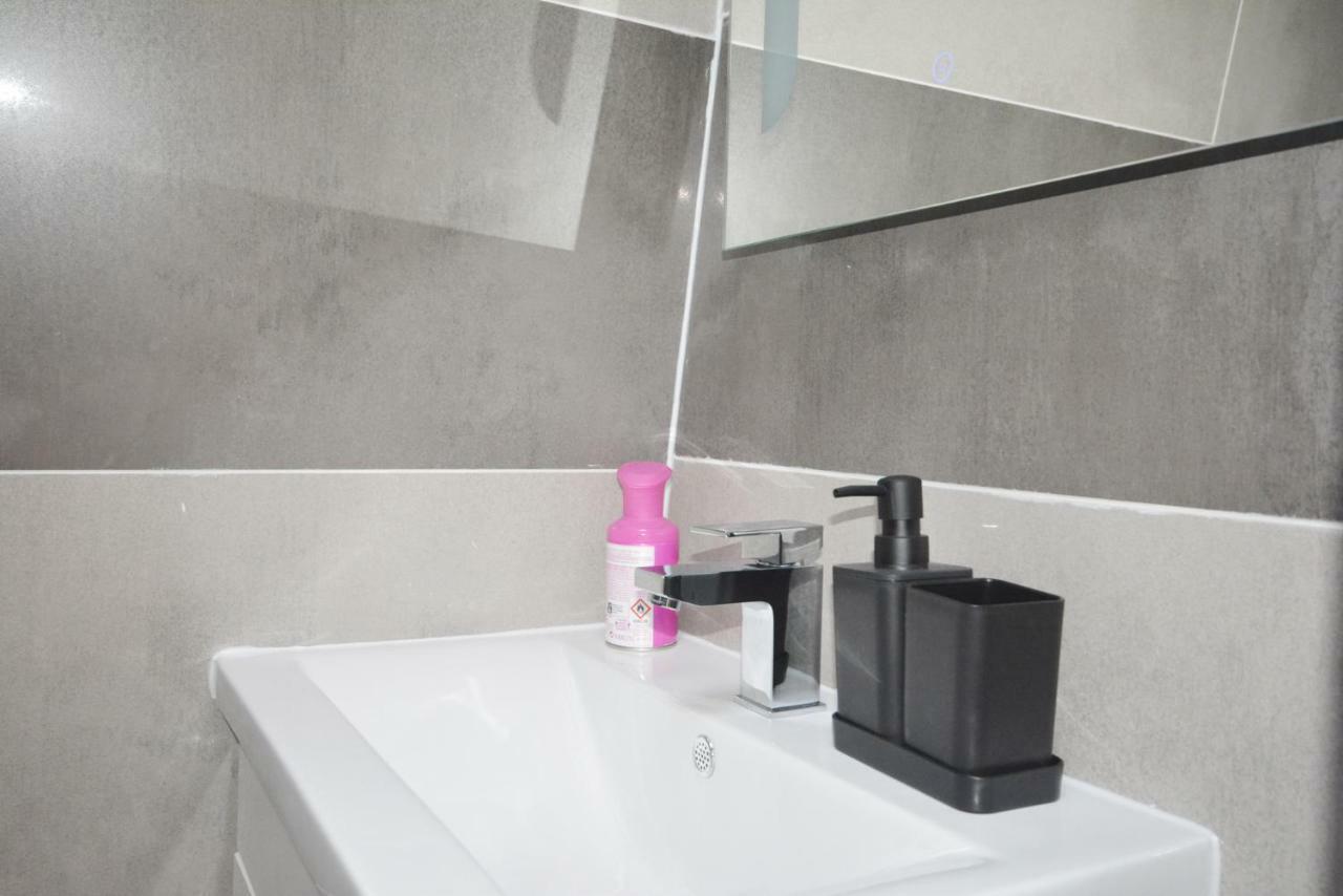London Modern 4 Bedroom Apartment מראה חיצוני תמונה